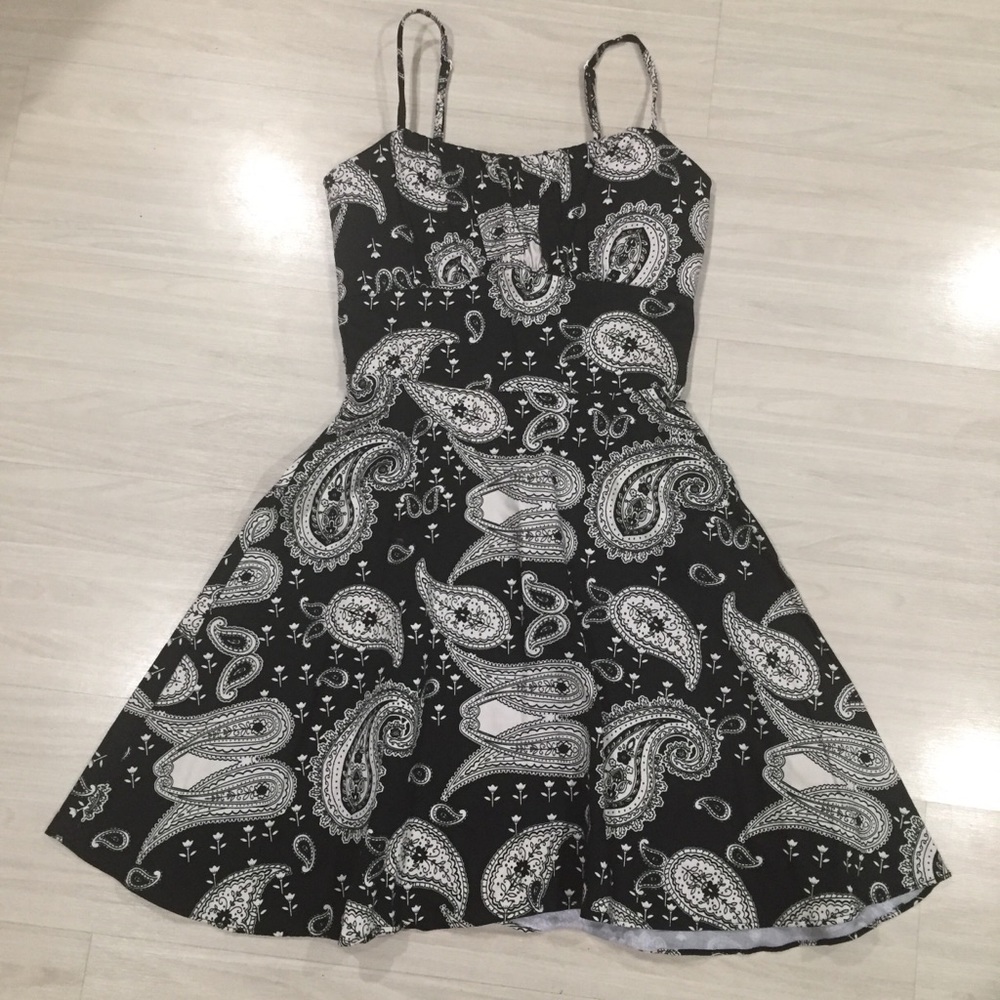 Alyn Paige paisley dress - Picture 2 of 10